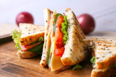 Masada lezzetli sandviçler olan bir pano, yakın plan.