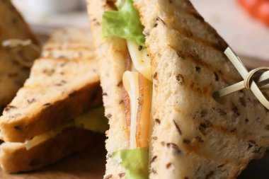 Lezzetli sandviçler masada, yakından.