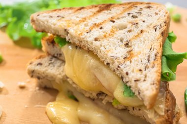 Lezzetli sandviçler masada, yakından.