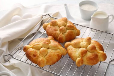 Arka planda ölülerin ekmeği olan serinletici raflar. Meksika Ölüler Günü 'nün Kutlaması (El Dia de Muertos)