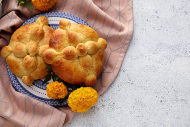 Işık arka planında ölülerin ekmeği. Meksika Ölüler Günü 'nün Kutlaması (El Dia de Muertos)