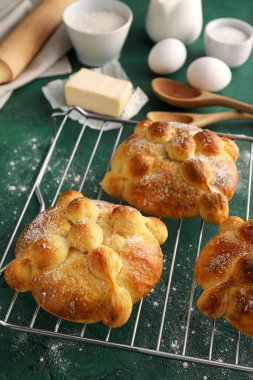 Soğutma rafı, ölülerin ekmeği ve renk arkaplanı malzemeleriyle. Meksika Ölüler Günü 'nün Kutlaması (El Dia de Muertos)