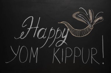 Koyu arkaplan üzerinde Mutlu Yum KIPPUR metni