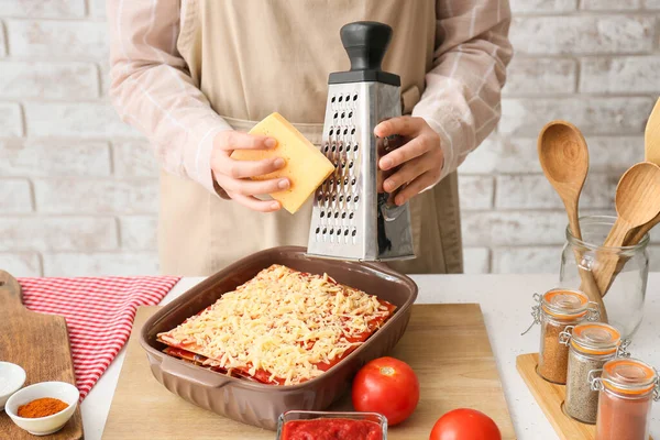 Kvinna Lägga Ost Bakning Skålen Med Välsmakande Tomat Lasagne Vid — Stockfoto