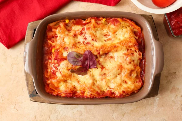 Bakken Schotel Met Smakelijke Tomaat Lasagne Lichte Achtergrond — Stockfoto
