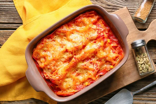 Piatto Cottura Con Gustose Lasagne Pomodoro Sfondo Legno — Foto Stock