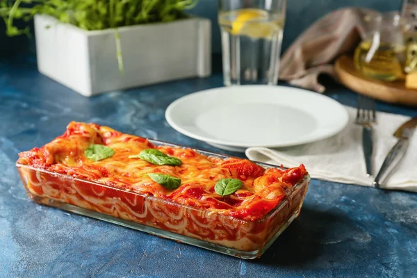 Piatto Cottura Con Gustose Lasagne Pomodoro Sfondo Colore — Foto Stock
