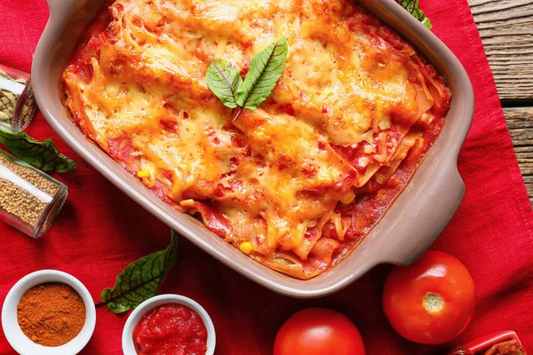 Composizione Con Gustose Lasagne Pomodoro Fondo Ligneo Primo Piano — Foto Stock