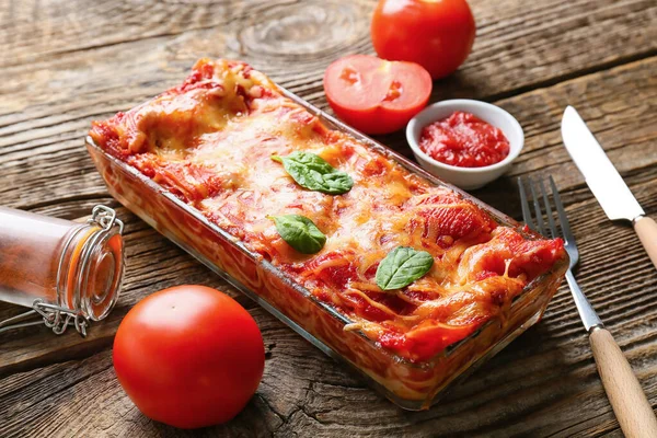 Bakken Schotel Met Smakelijke Tomaat Lasagne Houten Achtergrond — Stockfoto