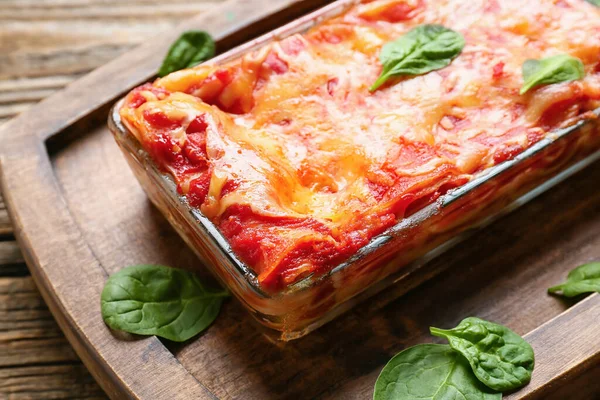 Auflaufform Mit Leckerer Tomaten Lasagne Auf Holzgrund Nahaufnahme — Stockfoto
