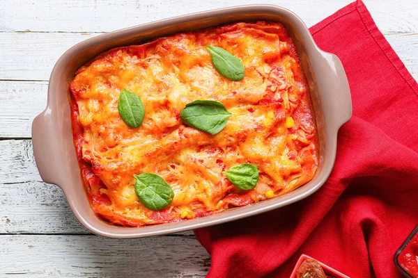 Bakken Schotel Met Smakelijke Tomaat Lasagne Lichte Houten Achtergrond — Stockfoto