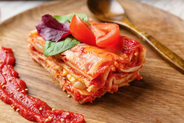 Stuk Smakelijke Tomaat Lasagne Bord Close — Stockfoto