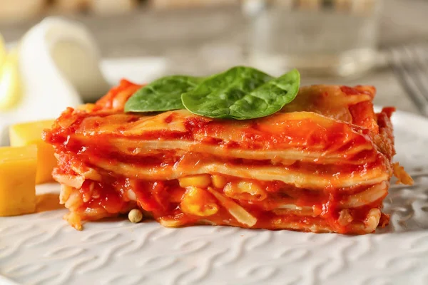 Teller Mit Stück Leckerer Tomaten Lasagne Auf Dem Tisch Nahaufnahme — Stockfoto