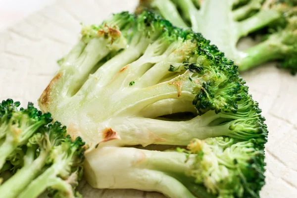Piring Dengan Brokoli Goreng Lezat Closeup — Stok Foto