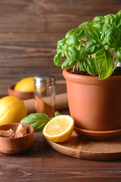 Kemangi Segar Dalam Pot Lemon Dan Bawang Putih Pada Latar — Stok Foto