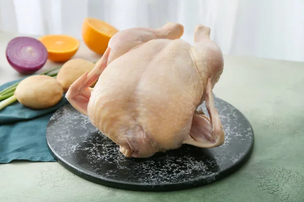 Доска Сырой Курицей Овощами Столе Крупным Планом — стоковое фото