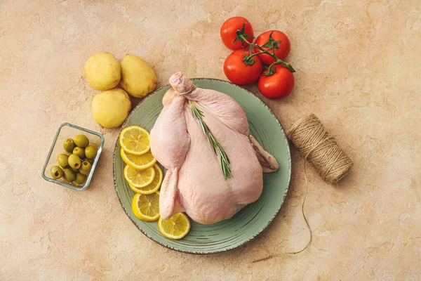 Тарелка Сырой Курицей Лимоном Овощами Цветном Фоне — стоковое фото