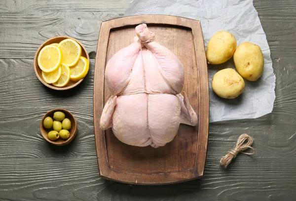 Доска Сырой Курицей Лимоном Овощами Фоне Цвета Дерева — стоковое фото