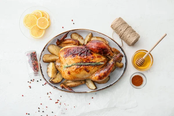 Plate Baked Chicken Honey Lemon Spices Light Background — Stock Photo, Image