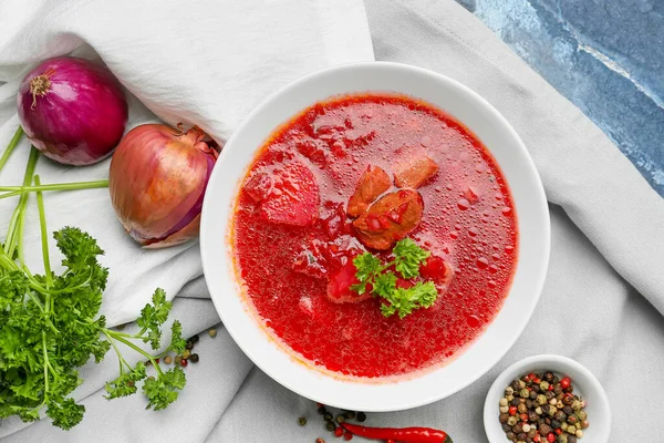 Bowl Ízletes Borscht Hagyma Petrezselyem Bors Színes Háttér — Stock Fotó