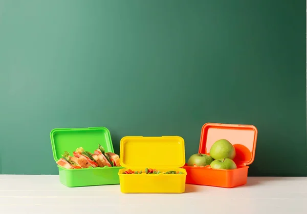 Lunch Boxes Vegetables Sandwiches Apples Table Classroom — Stock Photo, Image