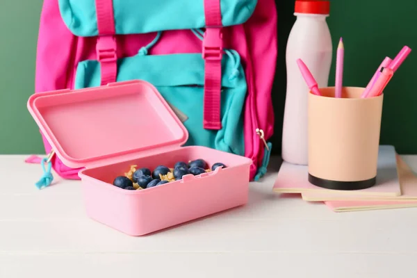 课堂上带浆果 背包和文具的午餐盒 — 图库照片