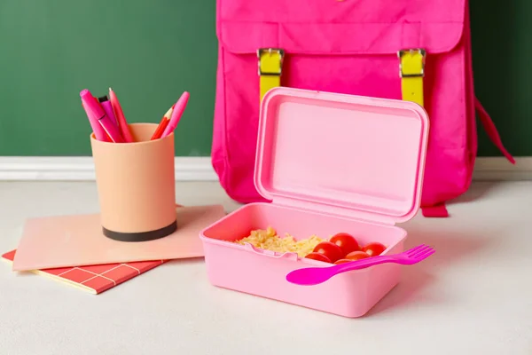 Lunchbox Mit Essen Schreibwaren Und Rucksack Auf Dem Tisch Klassenzimmer — Stockfoto