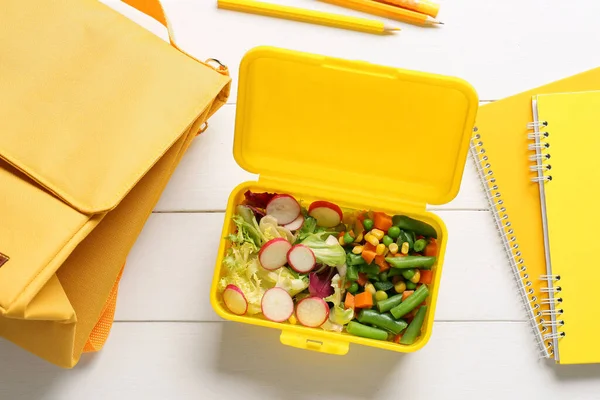 Lunchbox Mit Gemüse Tasche Und Schreibwaren Auf Hellem Holzhintergrund — Stockfoto