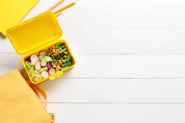 Lunchdoos Met Groenten Tas Briefpapier Lichte Houten Ondergrond — Stockfoto
