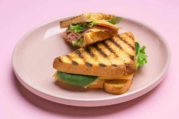 배경에 맛있는 샌드위치를 바르고 클로즈업을 — 스톡 사진