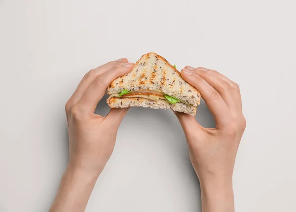 Женщина Вкусным Сэндвичем Белом Фоне — стоковое фото