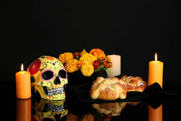 Chleb Zmarłych Pomalowana Czaszka Ciemnym Tle Obchody Meksykańskiego Dnia Zmarłych — Zdjęcie stockowe