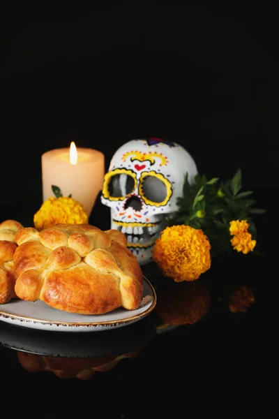 Brot Der Toten Und Gemalter Totenkopf Auf Dunklem Hintergrund Feier — Stockfoto