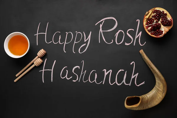 Honing Met Shofar Granaatappel Tekst Happy Rosh Hashanah Donkere Achtergrond — Stockfoto