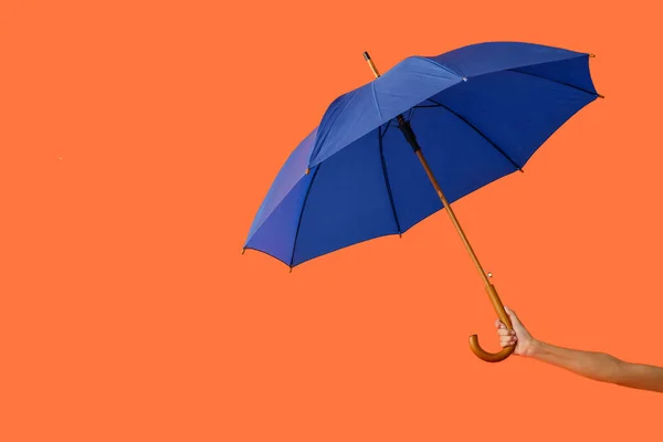 Main Féminine Avec Parapluie Ouvert Sur Fond Couleur — Photo