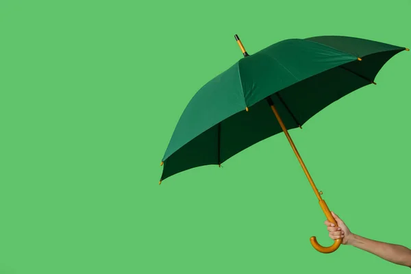 Weibliche Hand Mit Offenem Regenschirm Auf Farbigem Hintergrund — Stockfoto