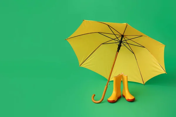 Paraguas Elegante Con Botas Goma Sobre Fondo Color — Foto de Stock