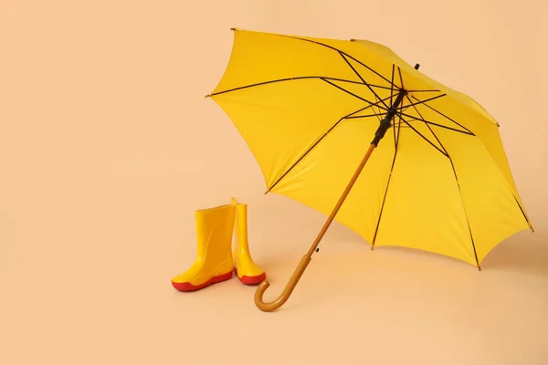 Стильный Зонтик Резинками Цветном Фоне — стоковое фото