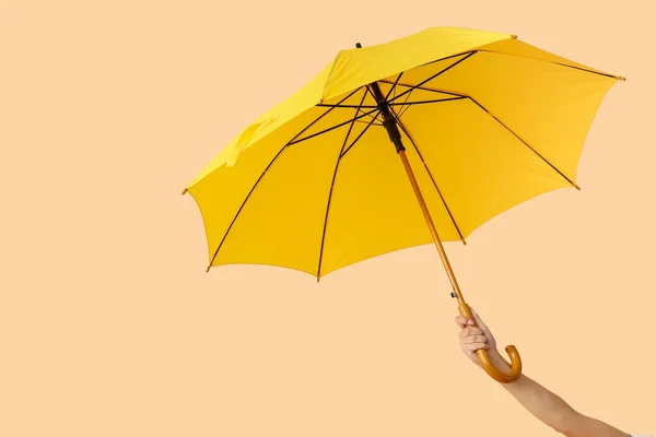 女性手でオープン傘上の色の背景 — ストック写真