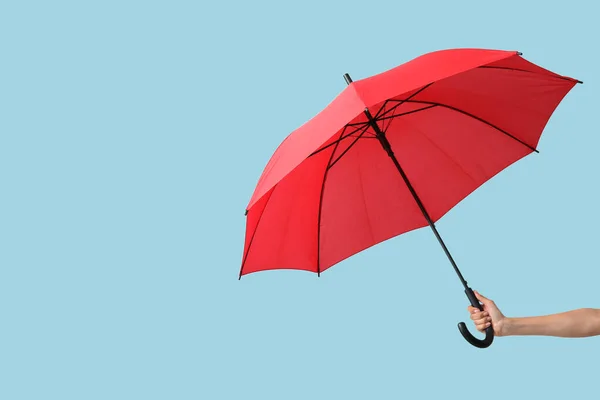 Main Féminine Avec Parapluie Ouvert Sur Fond Clair — Photo