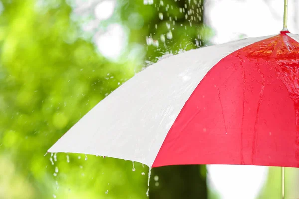 Paraguas Abierto Bajo Gotas Lluvia Cayendo Aire Libre — Foto de Stock