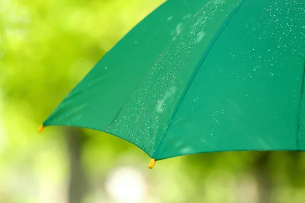 Открытый Зонтик Каплями Дождя Открытом Воздухе — стоковое фото