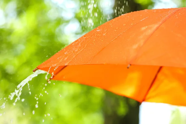 Aprire Ombrello Sotto Pioggia Caduta Gocce All Aperto — Foto Stock