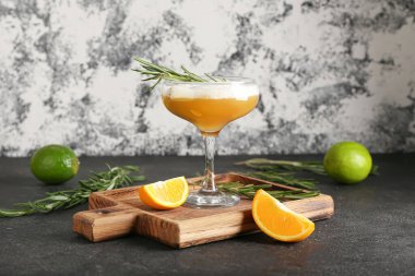 Masada bir bardak lezzetli viski kokteyli