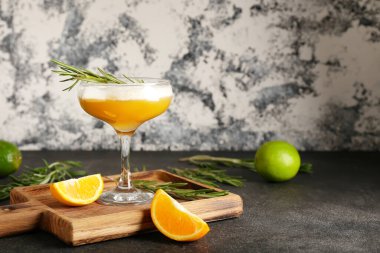 Masada bir bardak lezzetli viski kokteyli