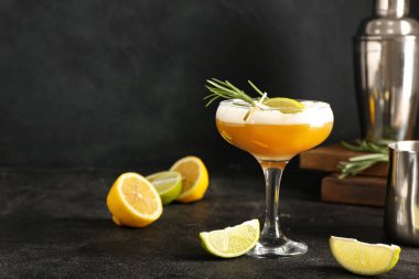 Koyu arkaplanda bir bardak lezzetli viski kokteyli.