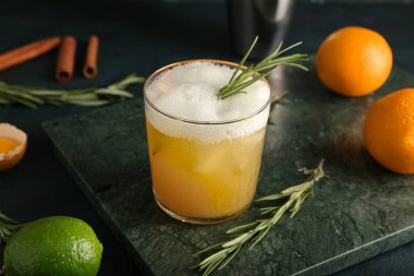 Koyu arkaplanda bir bardak lezzetli viski kokteyli.