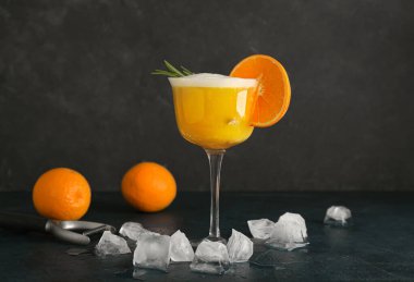 Koyu arkaplanda bir bardak lezzetli viski kokteyli.