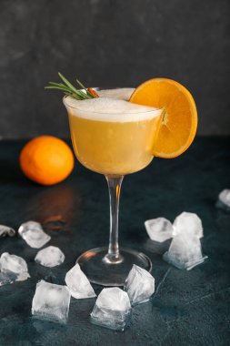 Koyu arkaplanda bir bardak lezzetli viski kokteyli.
