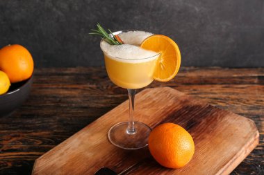 Masada bir bardak lezzetli viski kokteyli